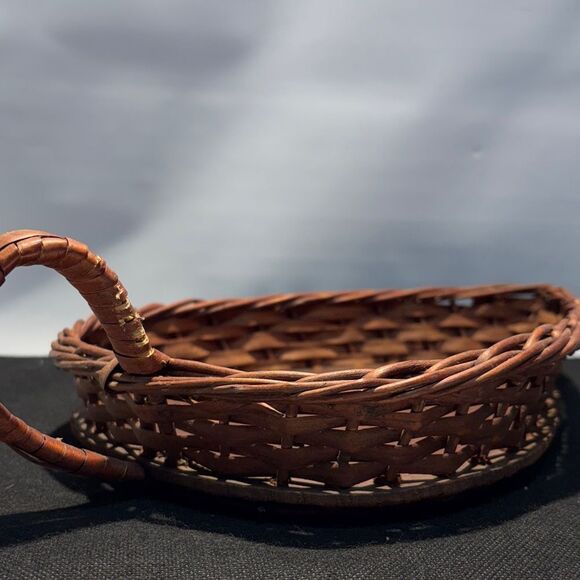 Leaf-Shaped Wicker Basket - Picture 6 of 7